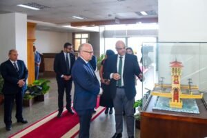 محافظ الإسكندرية يستقبل سفير السويد لبحث تعزيز التعاون في النقل الحضري وإدارة المخلفات والتعليم