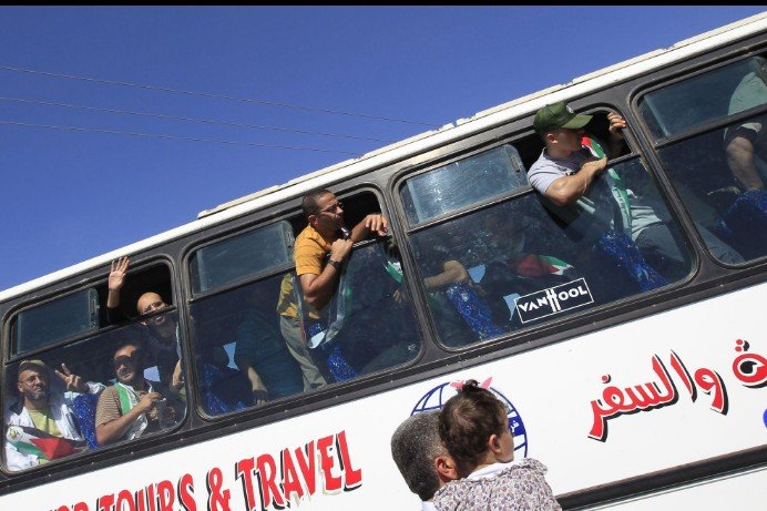 ذكرى صفقة تبادل الأسرى بين حماس وإسرائيل عام 2011.. وساطة مصرية أفضت إلى الإفراج عن 477 أسيرًا فلسطينيًا وتسليم جلعاد شاليط