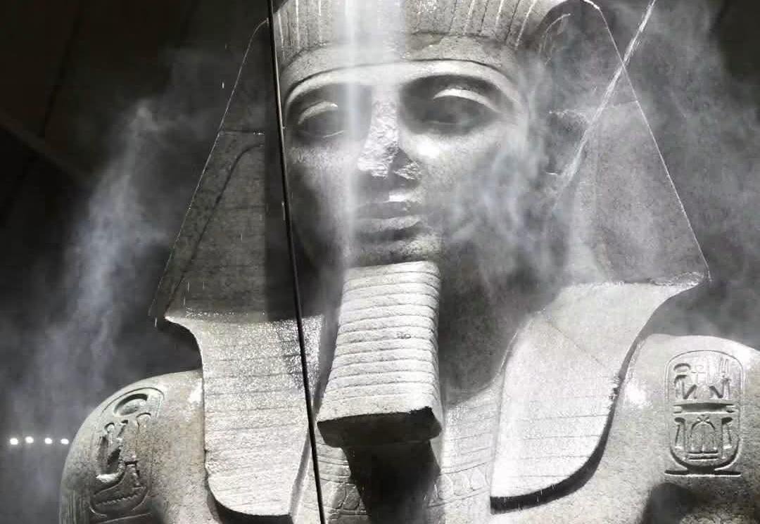 المتحف المصري الكبير ينشر صور تنظيف تمثال رمسيس الثاني العملاق.. تفاصيل العناية بأحد أبرز رموز الحضارة المصرية
