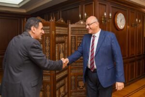 محافظ الإسكندرية يبحث تعزيز الأمن السيبراني وحماية الأطفال من مخاطر الإنترنت