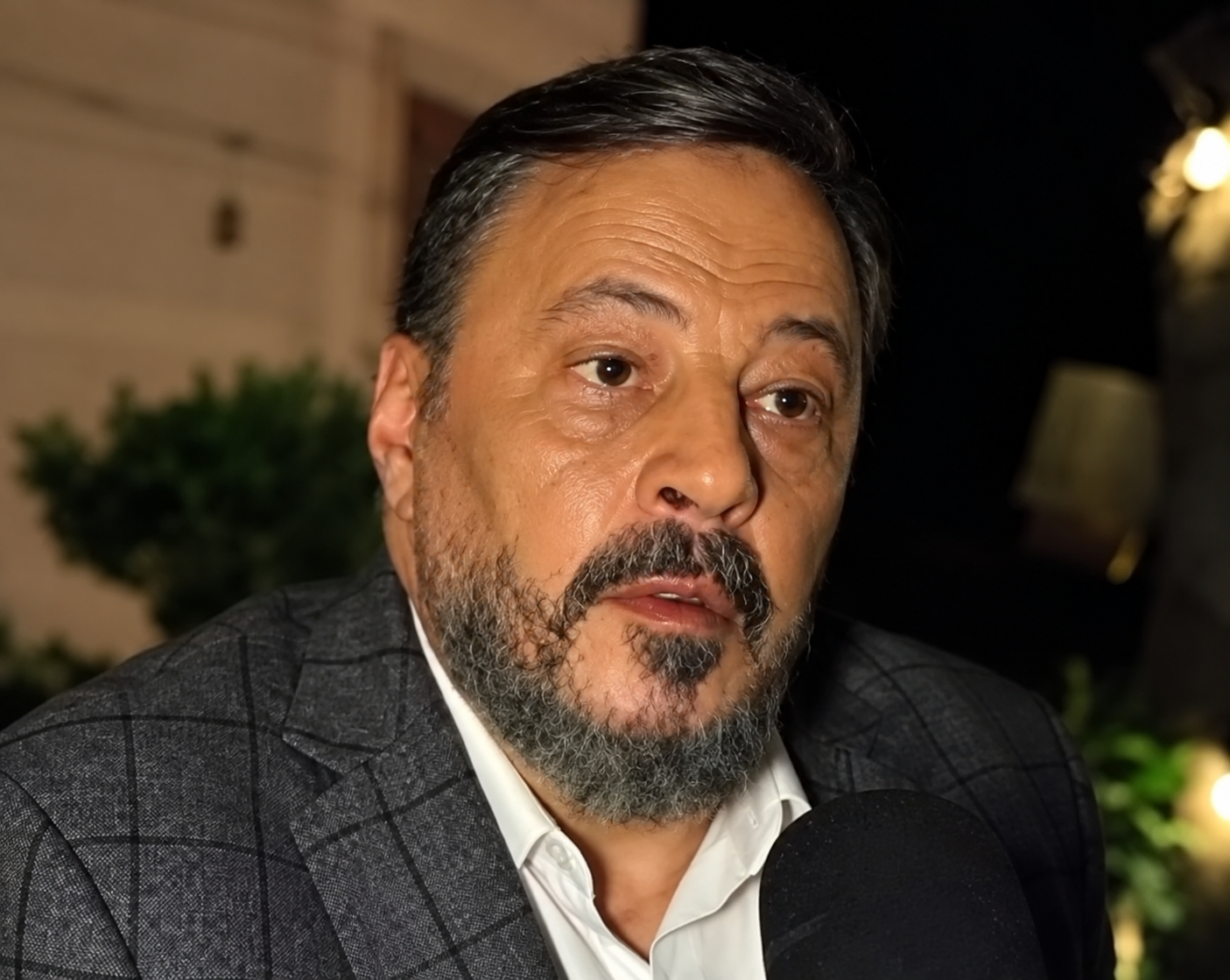 عمرو عبد الجليل يكشف تفاصيل مؤثرة عن شقيقه بعد فراق 40 عامًا: برنامج التوأم جمعنا من جديد