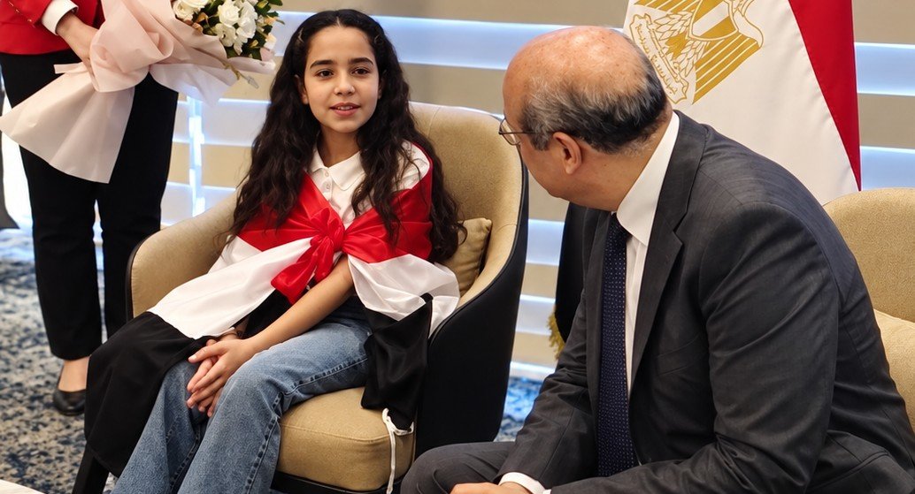 وزير الطيران المدني يستقبل بطلة مصر ميار عثمان بمطار القاهرة بعد إنجازها التاريخي في تحدي القراءة العربي 3 وزير الطيران المدني يستقبل بطلة مصر ميار عثمان بمطار القاهرة بعد إنجازها التاريخي في تحدي القراءة العربي