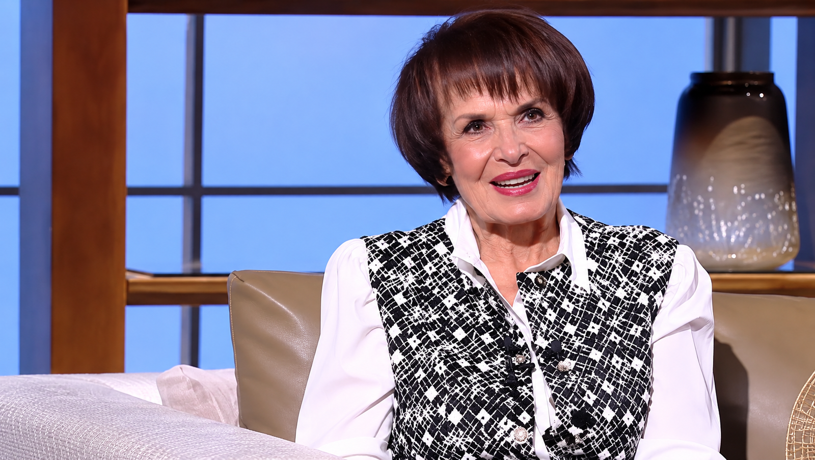 سميرة أحمد تكشف تفاصيل حالتها الصحية بعد جراحة في العين وتطلب الدعاء