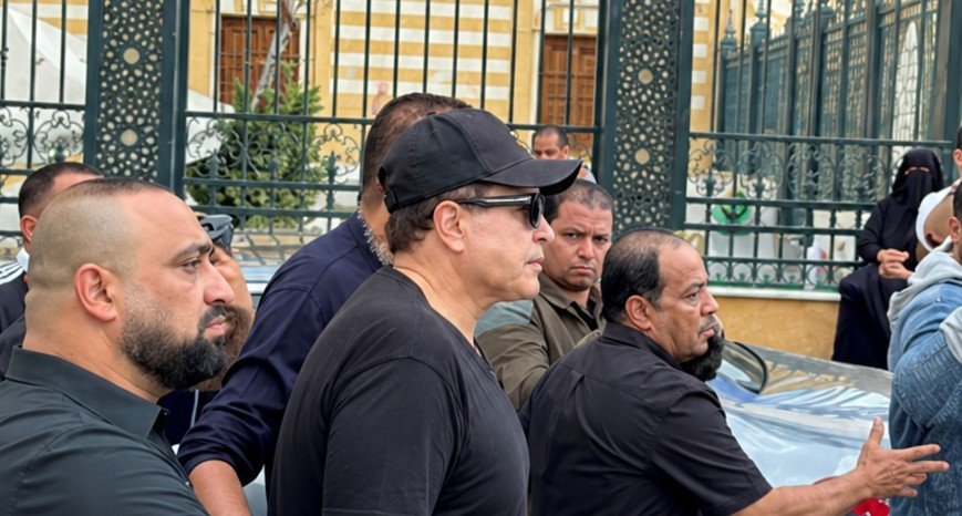 حكيم يشيع جثمان شقيقه كامل عبد الصمد من مسجد السيدة نفيسة وسط أجواء من الحزن